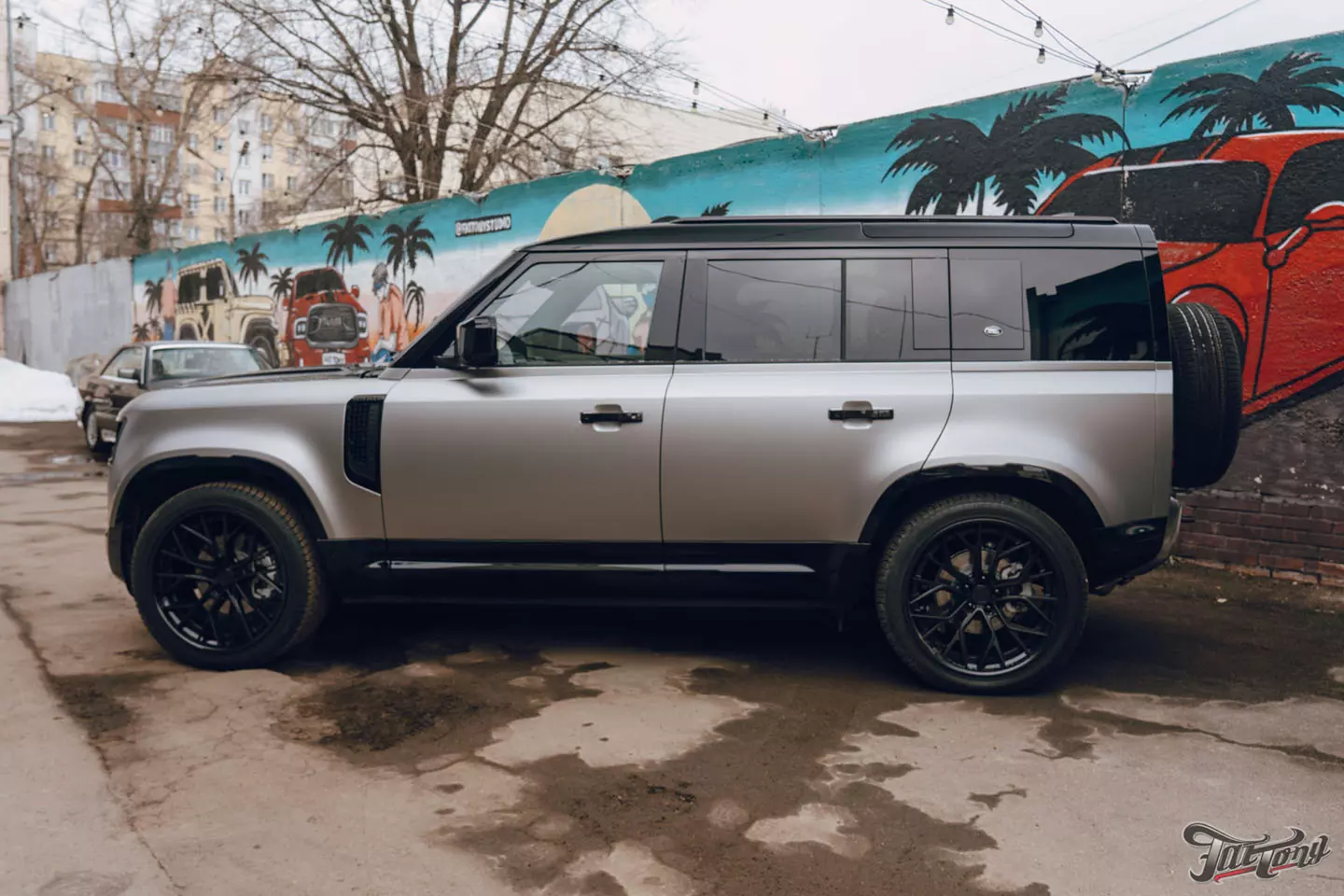 Необычный дизайн для Land Rover Defender! Оклейка в черный глянец+серый мат. Шумоизоляция дверей и Шиномонтаж на вибростенде на стендах Hunter